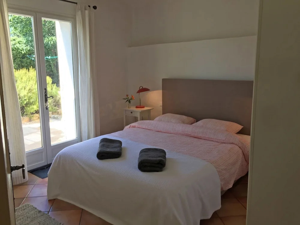 Spacious Villa With Private Swimming Pool a few Minutes' Walk From Lorgues