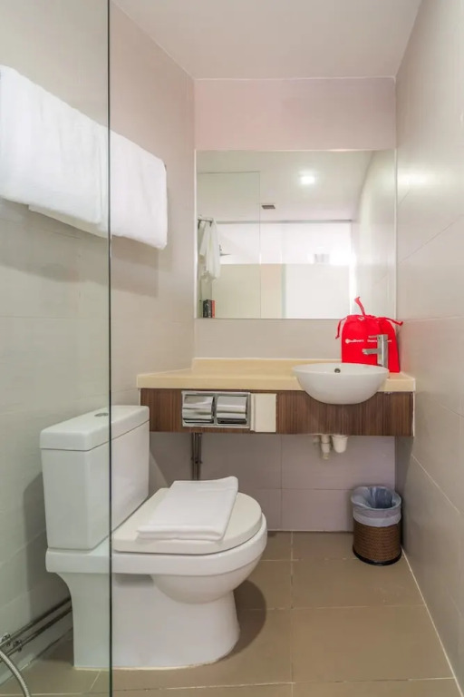 RedDoorz Premium @ Serangoon (SG Clean, Staycation Approved)