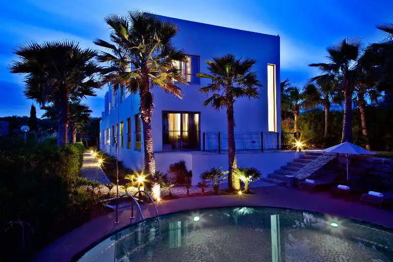 Luxury Villa Heated Pool, walk to São Rafael Beach, Albufeira