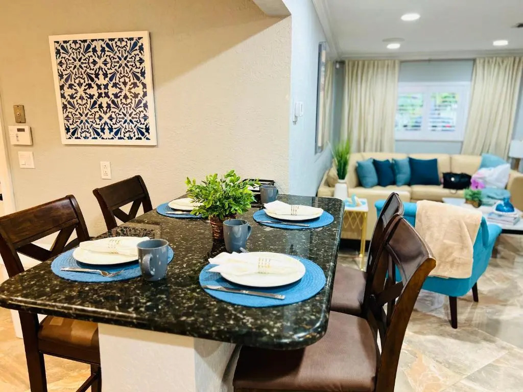 Stunning 3-bed House in Hollywood With hot tub