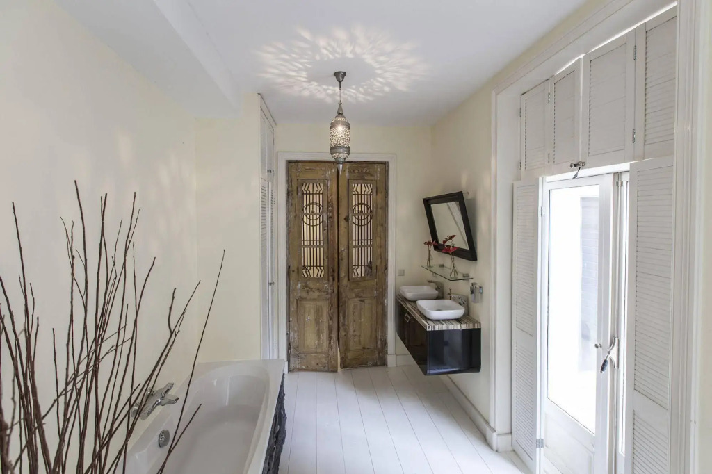 Livia's Hideaway: Elegant Canal