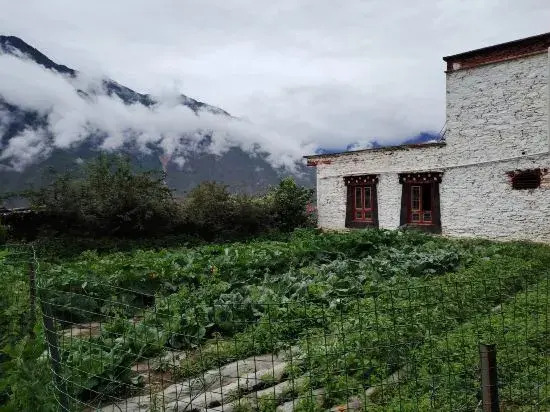 Danba County Mangui Mountain Residence Homestay