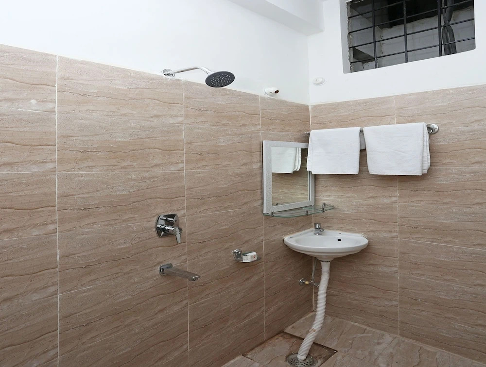 OYO 10718 White Oak Hotel