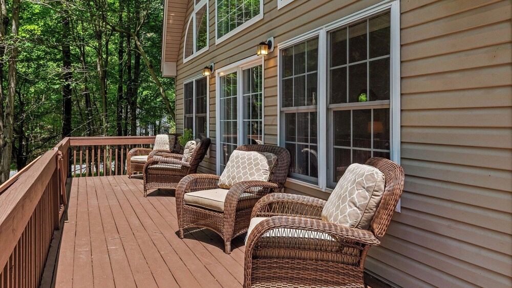 Lake + Pool Access, Game Room, Firepit, Deck Tawny and Peaceful by Avantstay