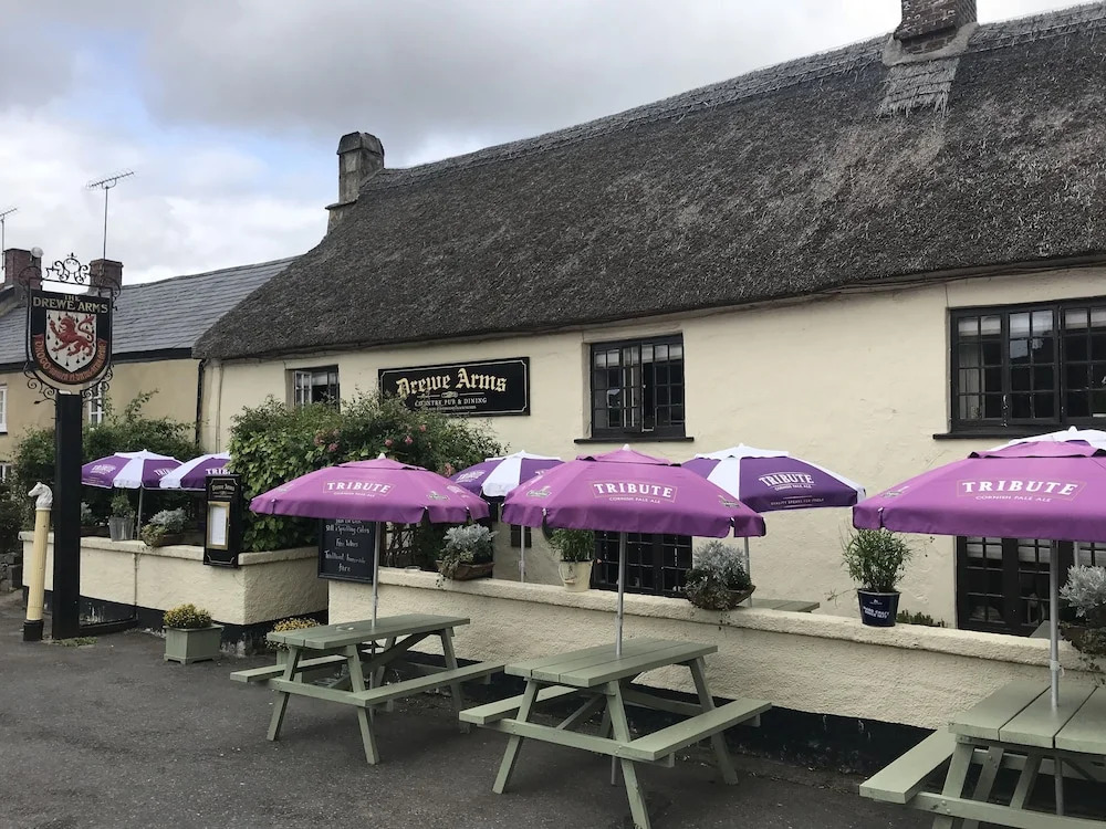 Drewe Arms Bunk Rooms & Church Cottage