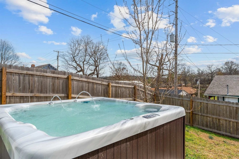 Trolly Inn Hot Tub, Walkable