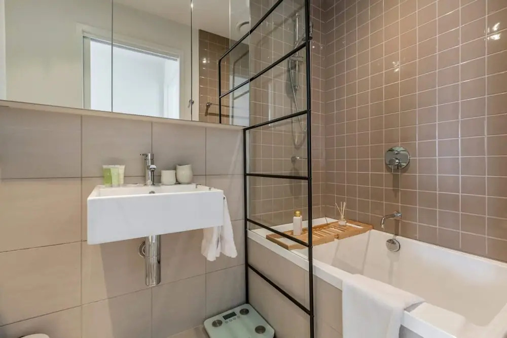 Stunning View 2-bed in Port Melbourne w/ Parking