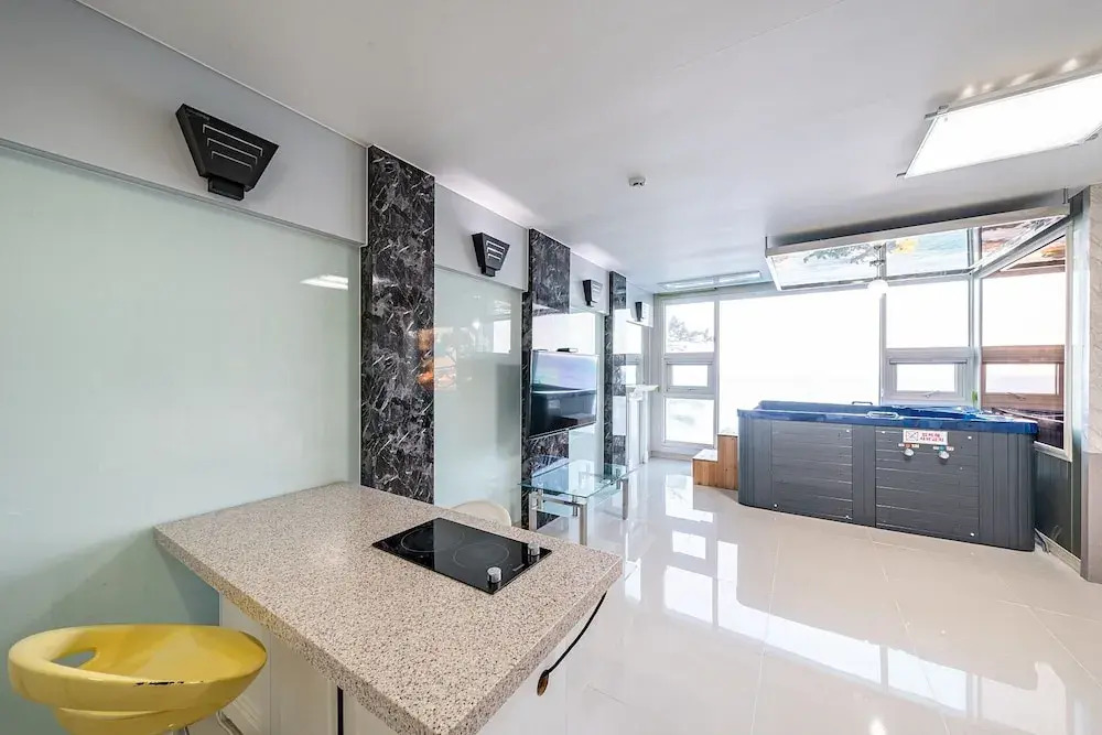 Pohang Pinewave Sea & Spa Pension