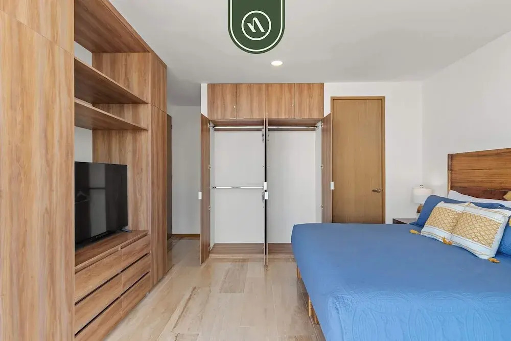 Corner 2 BR Condo - Rooftop Pool With Oceanview