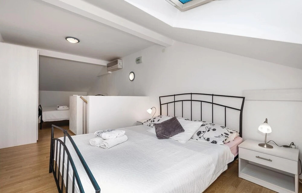 Beautiful Home in Pag With Wifi and 6 Bedrooms
