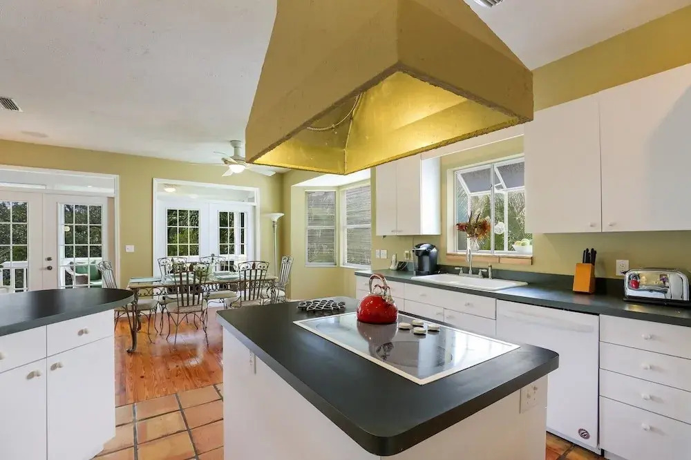Hibiscus Villa 2 Bedroom Home by Redawning