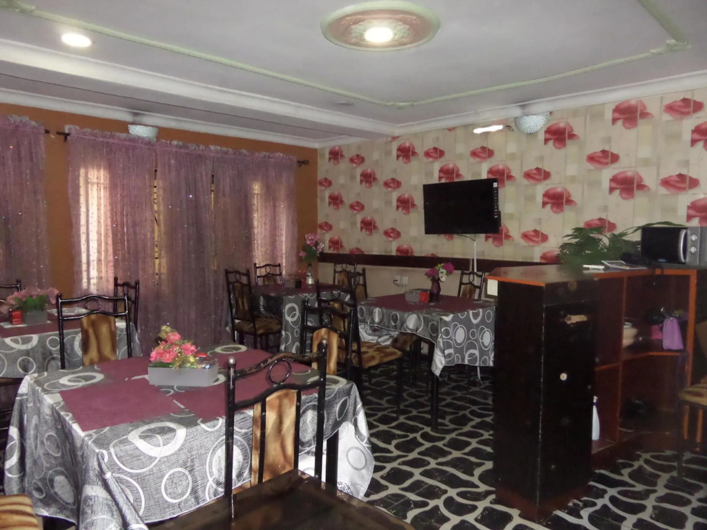 B & S Hotel