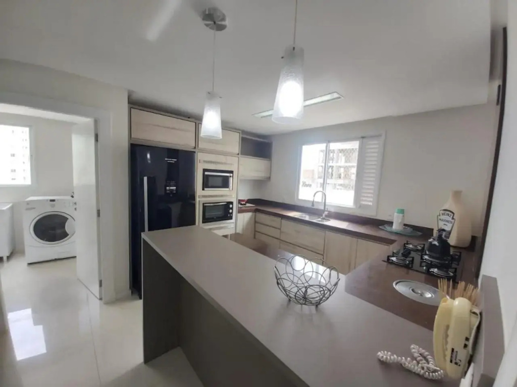 Lindo Apartamento com 5 suítes perto do mar! No melhor lugar de Meia Praia