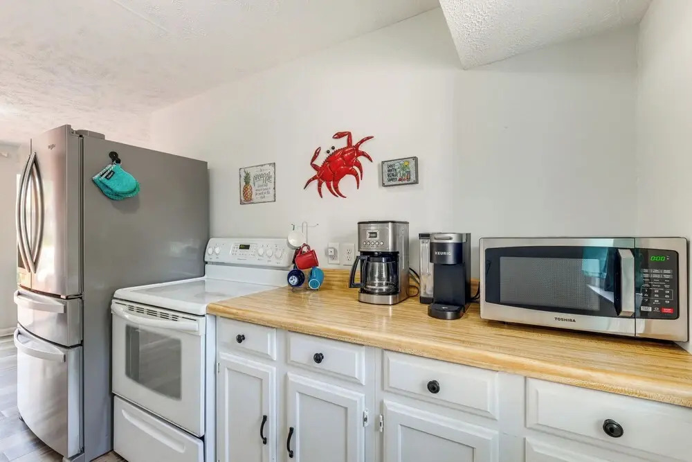 Adorable Cottage: Fire Pit, Walk to Colonial Beach