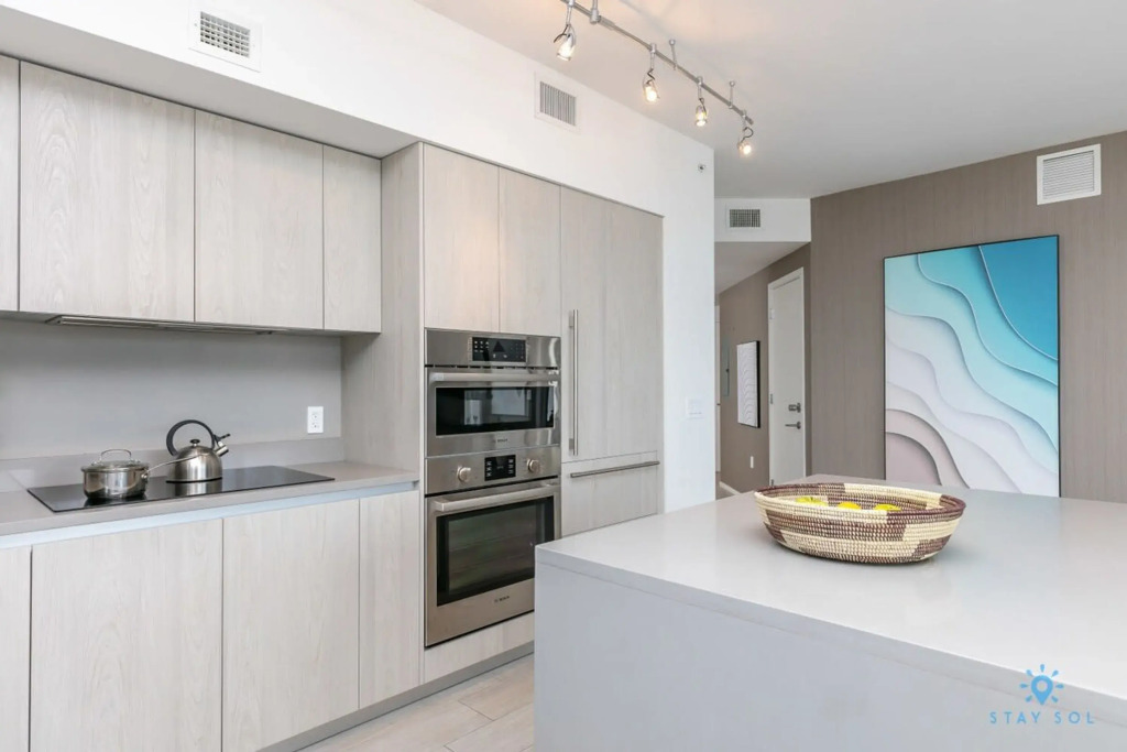 Corner Balcony -Enjoy 360   Views  Near Beach  Pool, Hollywood