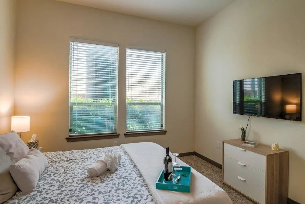 Beautiful & Modern Memorial Home - Near Everything