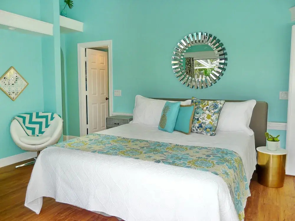 Private home and guesthouse with courtyard, pool and spa