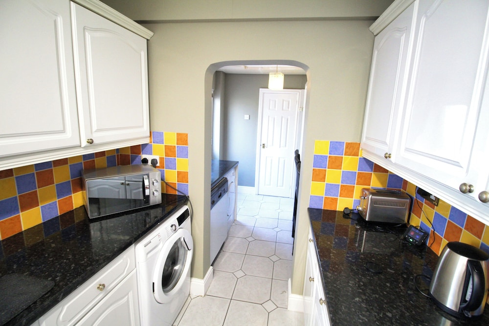 Large Bungalow - 3 Beds 2 Baths - Very Large Enclosed Garden - Dogs Stay Free