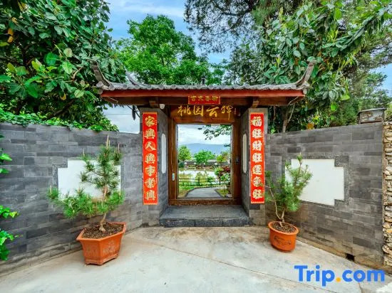 Lijiang Qingsongling Naxi Family