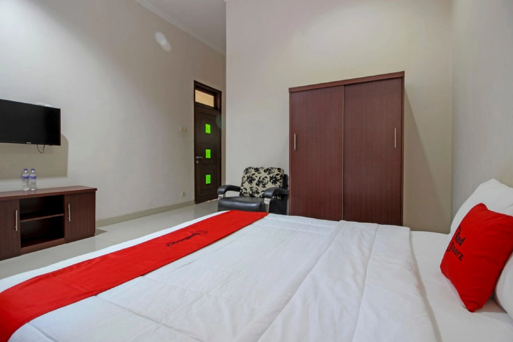 RedDoorz near Hartono Mall 3