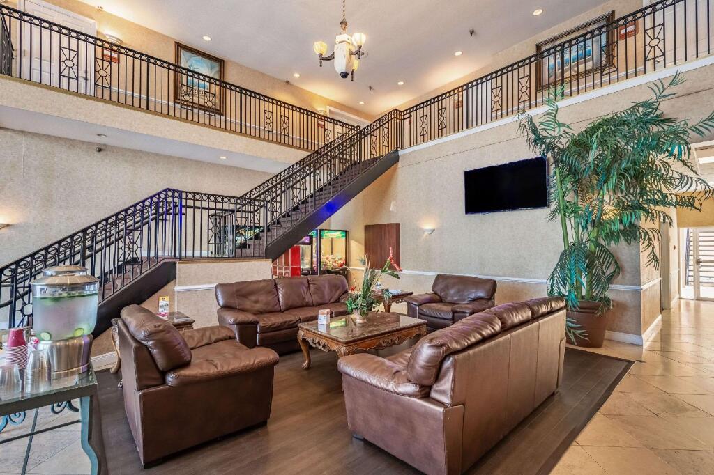 Clarion Inn & Suites Central Clearwater Beach