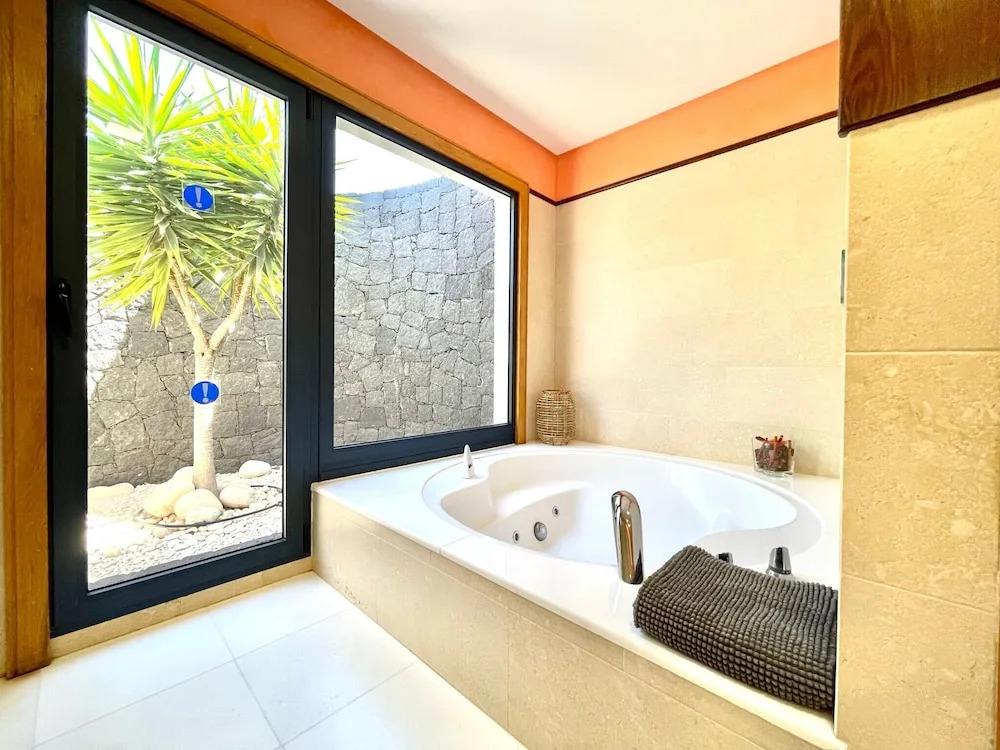 Villa Sleeps 6 with Pool Private & sauna