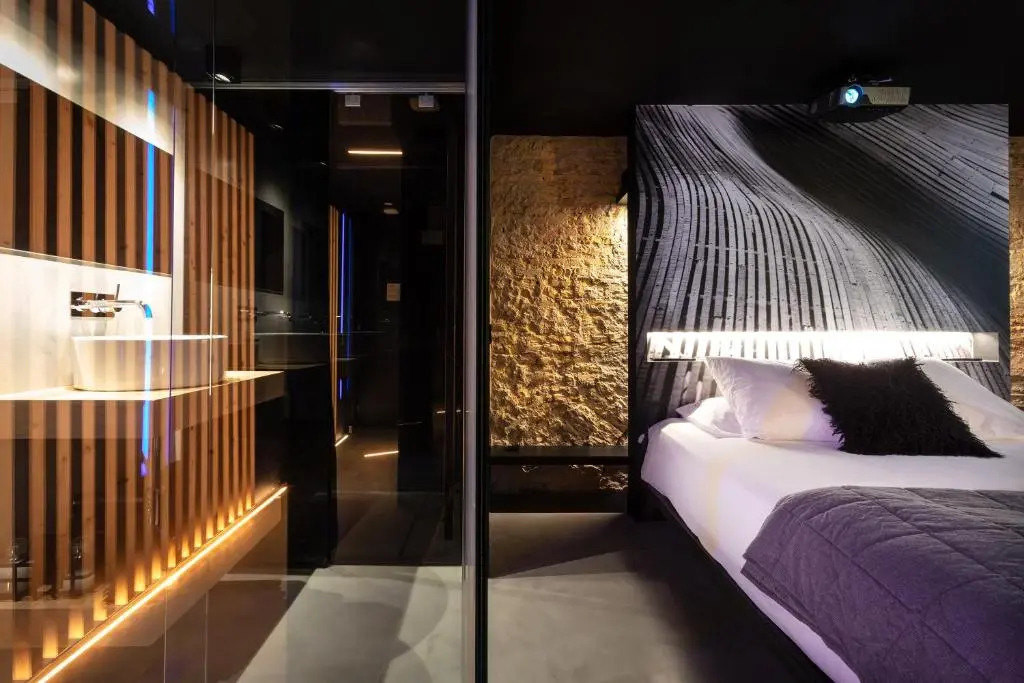 The Black Boutique -- Turistea Suites