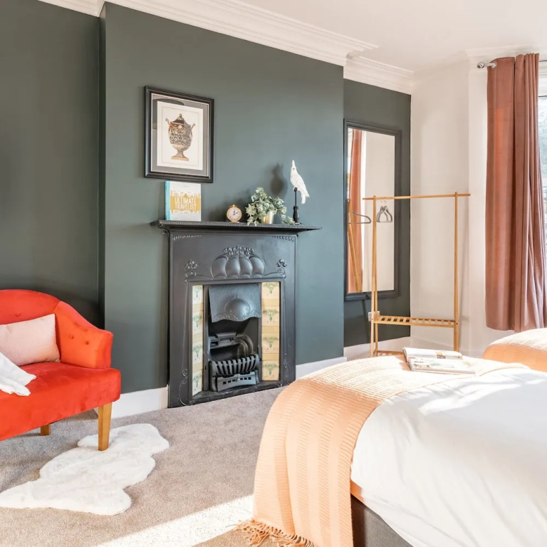 Kensington Place - 4 Bedroom Home w Free Parking