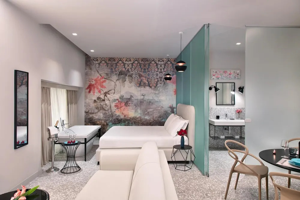 Lady Rose Prestige Suite