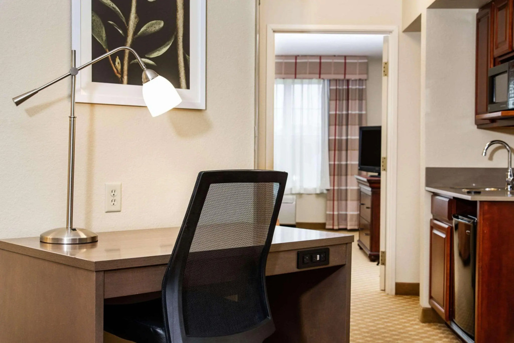 Country Inn & Suites by Radisson, Milwaukee West Brookfield , WI
