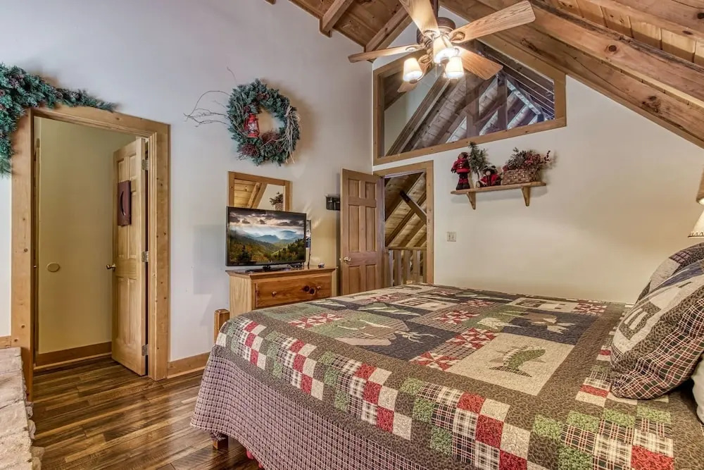 ER254 - Hibernation Hideaway Great Location - Close To Town! 5 Bedroom Cabin by RedAwning