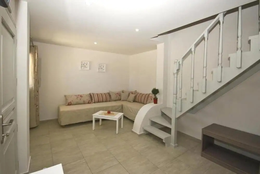Alafouzos Studios & Apartments