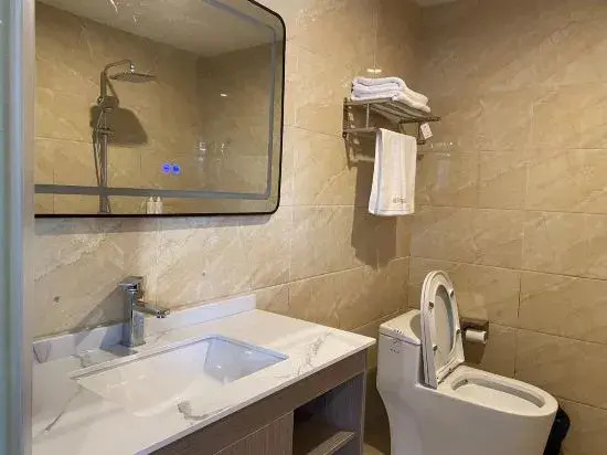 Shenghe Boutique Hotel (Zhengzhou High-speed Railway East Station Jicheng Metro Station)