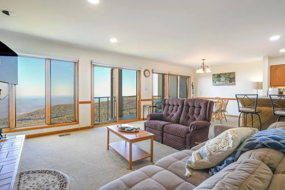 1 Mi to Wintergreen Resort: Mtn-view Condo!