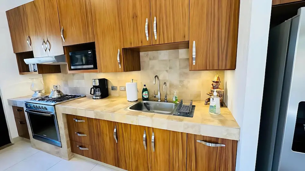 Luxurious 3 Bedroom in Ajijic - Sleeps 6 - Private Gym - Pickleball Court -