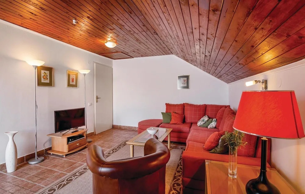 Stunning Home In Njivice With Wifi