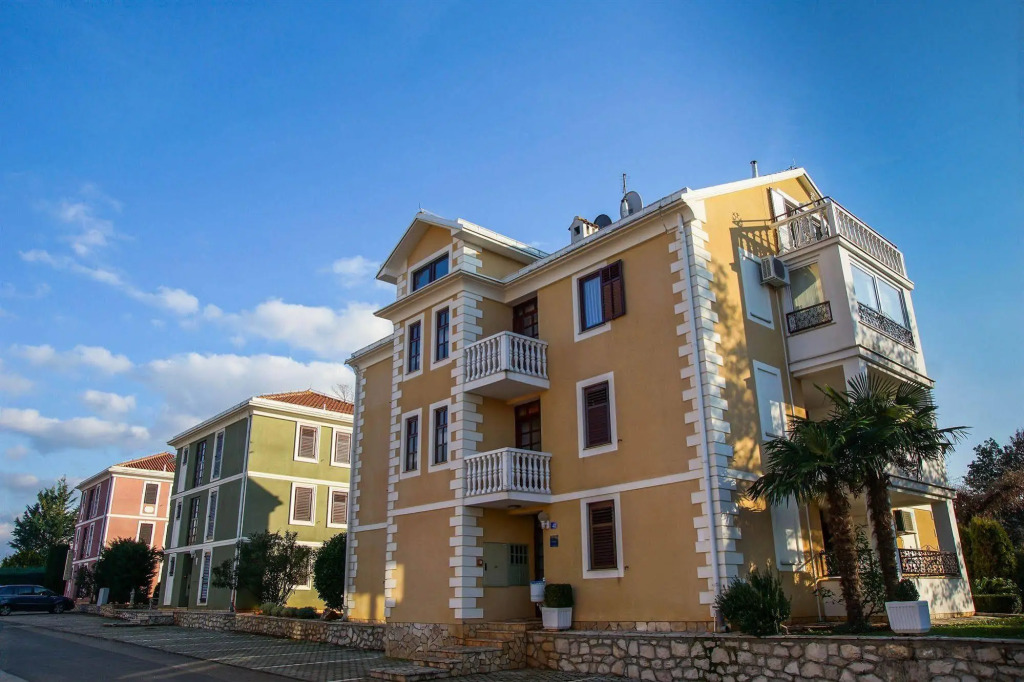 Apartments and Rooms Degra