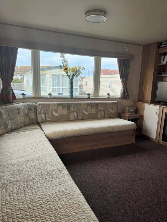 3 bed With Balcony on Lido Beach