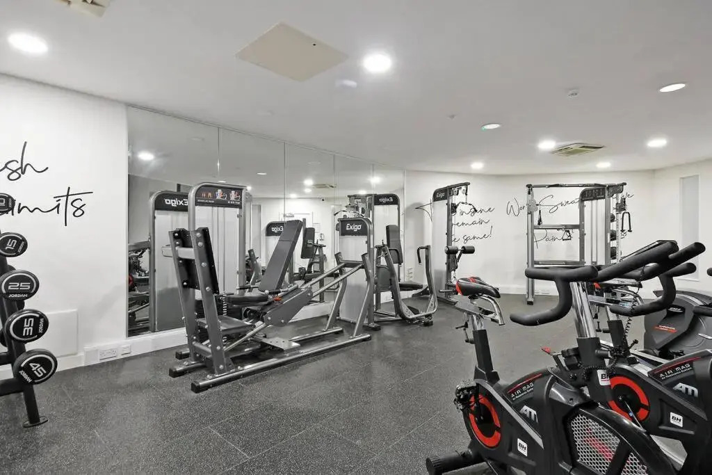 Modern City Centre Studio Apartment - West One with FREE WIFI, GYM ACCESS, NETFLIX