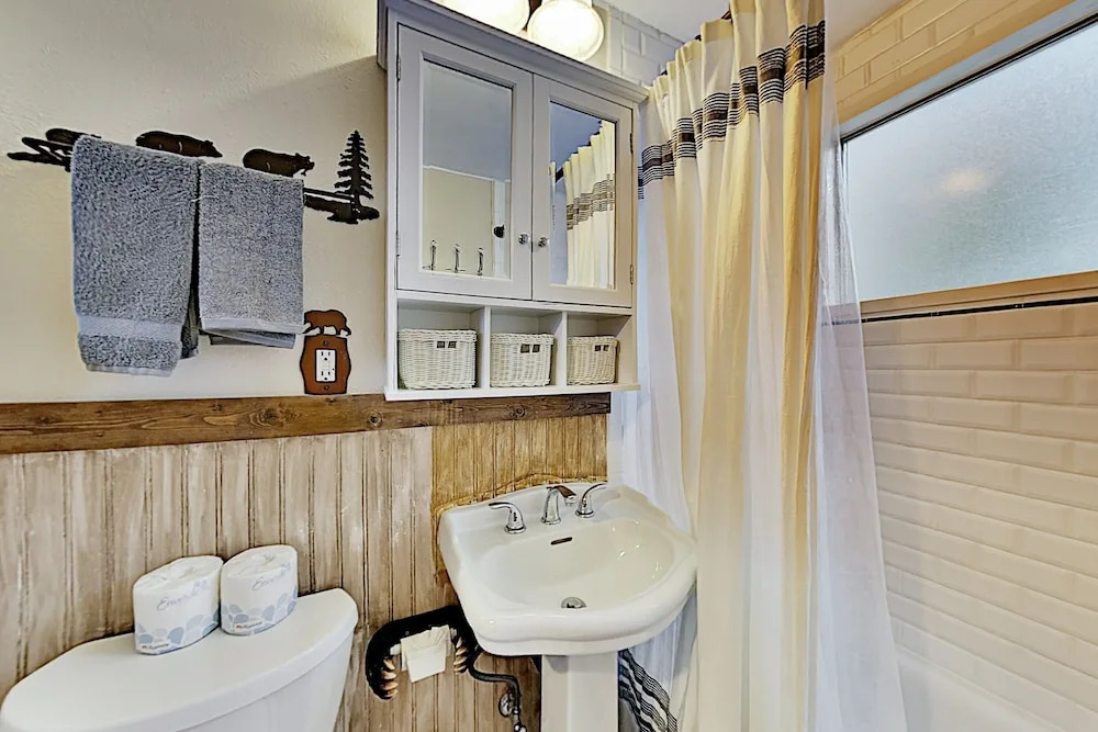 New Listing! Alpine W/ Private Hot Tub 2 Bedroom Cabin