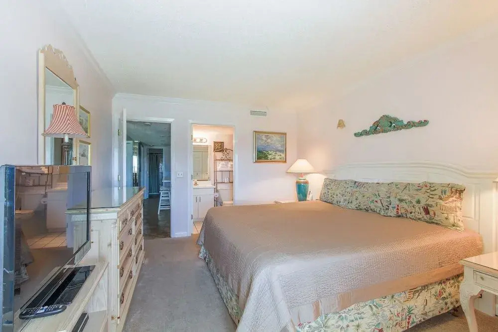 Gulf Shore Condo #104 - 2 Br condo by RedAwning