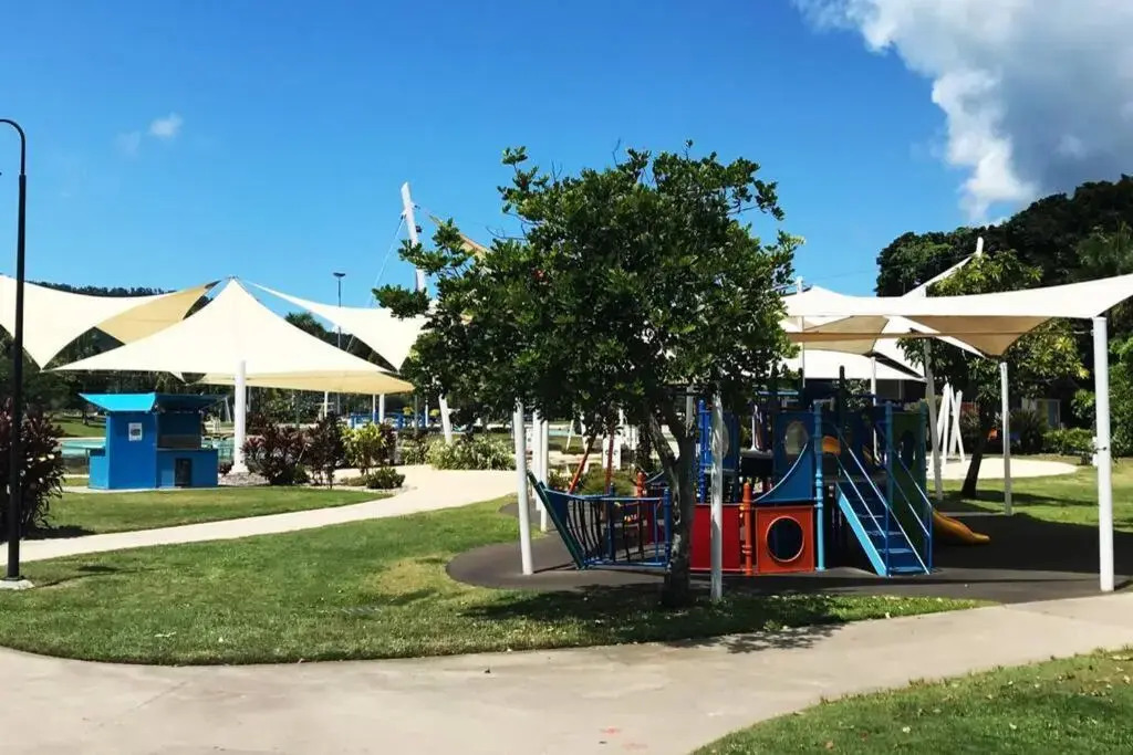 LILY LAMOND TOWNHOUSE, outdoor hammock, 5 min walk to the ocean, in Airlie Beach