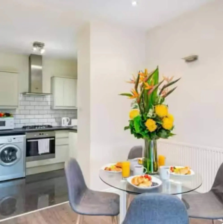 Bright & Lush 2 Bed Apartment
