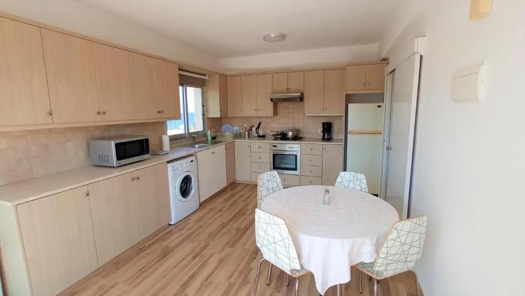 5 min to the Beach Holiday Shared Apartment incl NETFLIX - private ROOM in 3 bdr Apt
