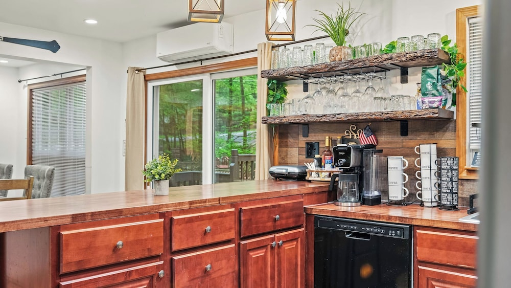 Hot Tub, Firepit, Foosball Access to Private Lake & Pool Penn Estate Getaway