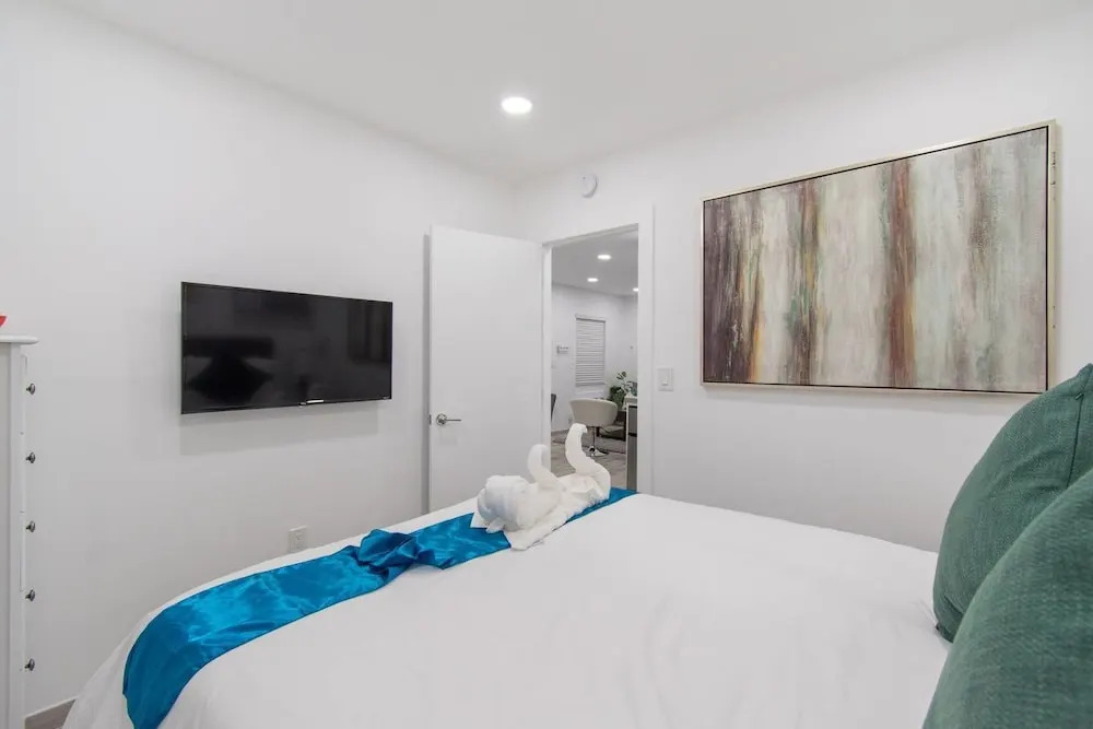 Newly Renovated 1 Bedroom Apt Designer Unit # 3