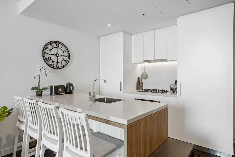 Chic 1-bed With Parking, Pool and Gym