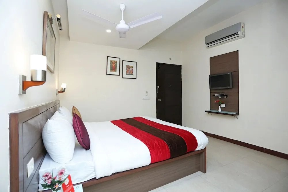 OYO 11577 Hotel Crystal Retreat