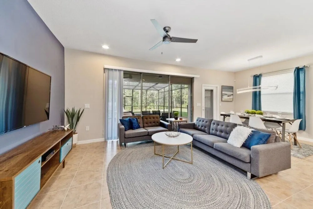 Windsor At Westside Luxury Pool 5 Bedroom Home by Redawning