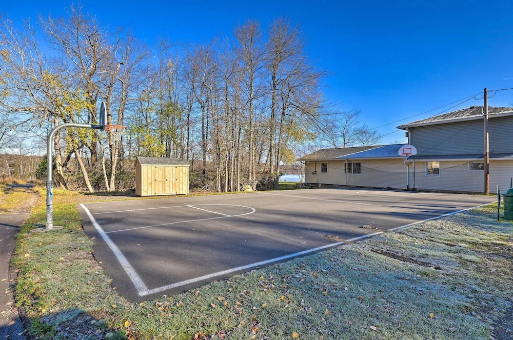Resort Perks & Lake Access: Poconos Retreat